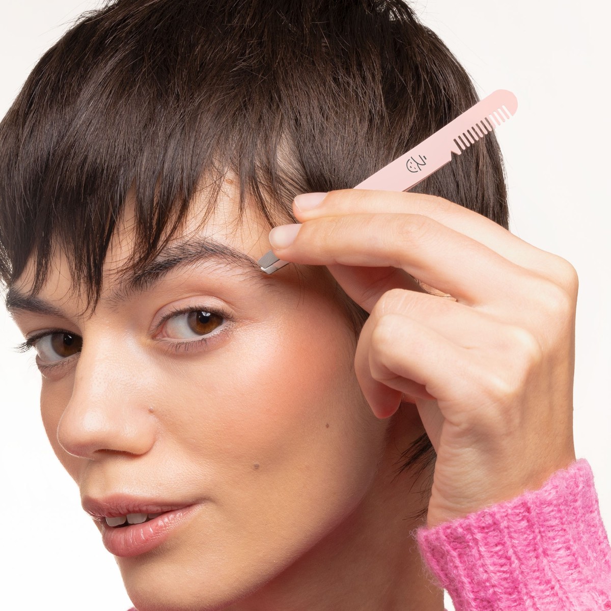 Pinza de depilar con peine para cejas de precisión | MiiN cosmetics
