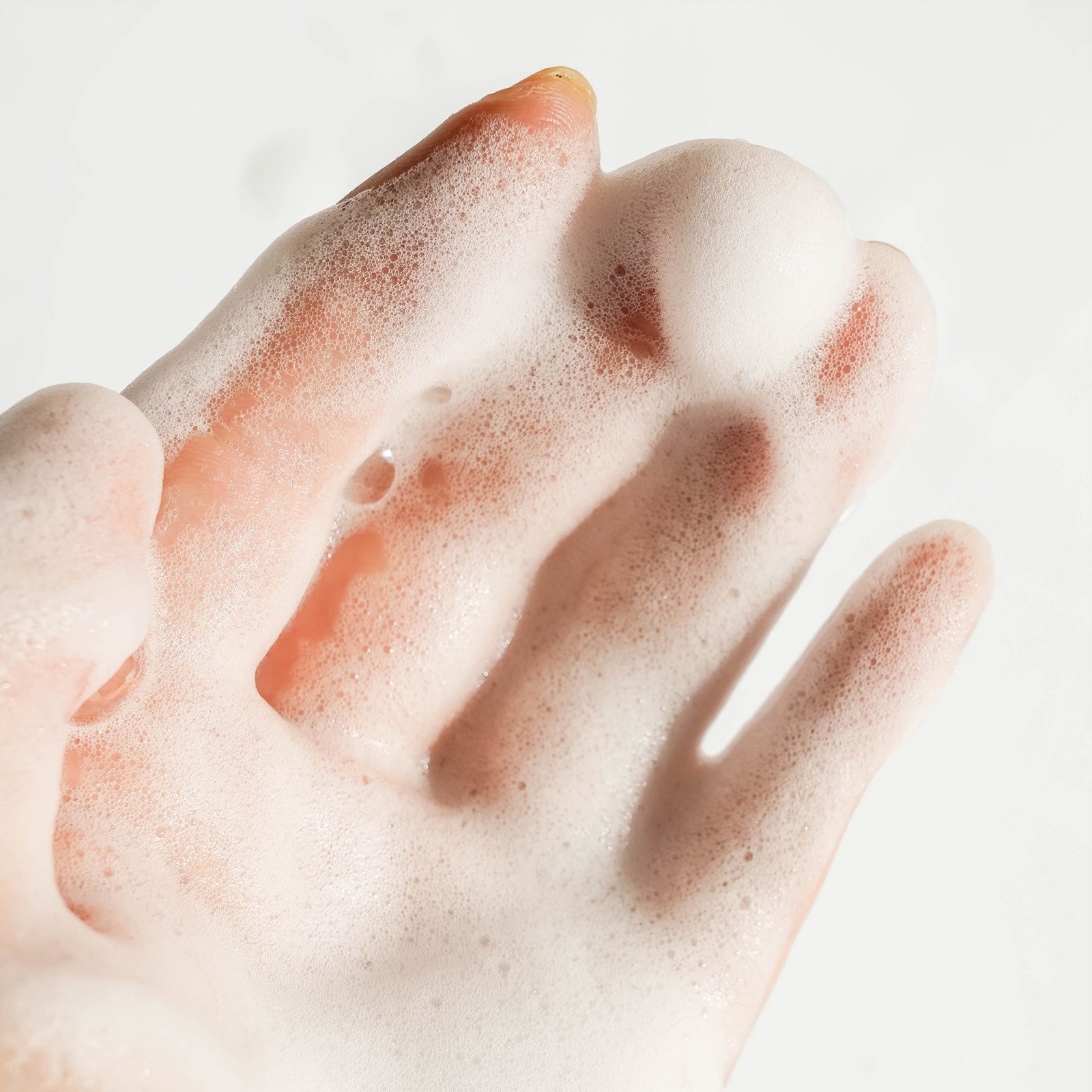 Gel de ducha revitalizante con neroli y pachuli de Aromatica | MiiN Cosmetics
